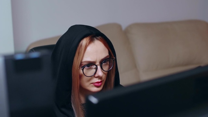 被通缉的女黑客使用超级电脑的曝光照片