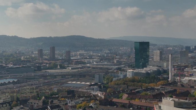 晴朗的一天苏黎世市火车站铁路现代办公大楼外部鸟瞰全景4k瑞士