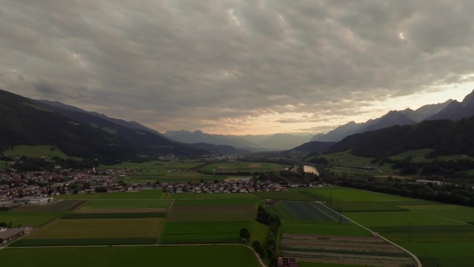 空中拍摄的白云石繁茂的景观奥地利