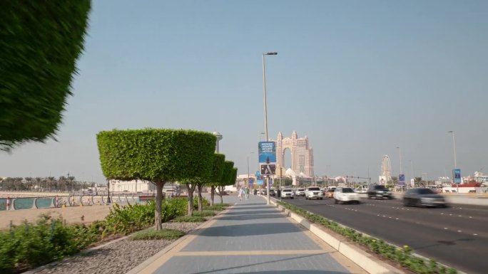 阳光明媚的一天阿布扎比城现代著名的酒店交通海湾步行全景4k延时阿联酋