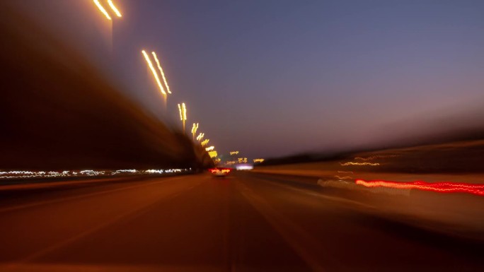 日落天空阿布扎比到迪拜公路旅行交通街道前全景4k延时阿联酋