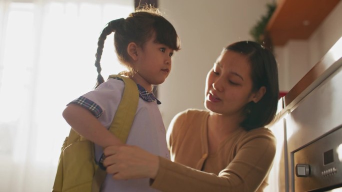 母女俩在为上学准备书包