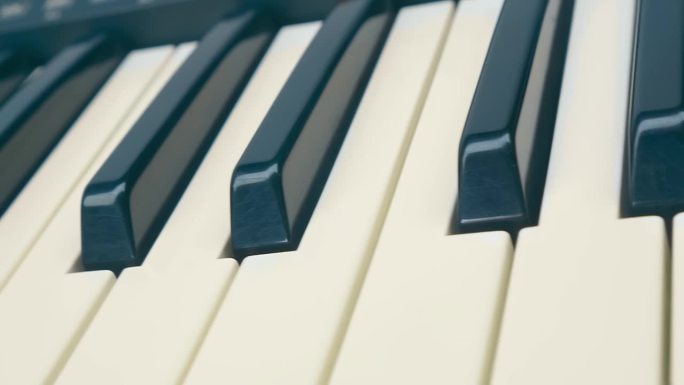 键盘合成器(钢琴)作为音乐和音符的象征