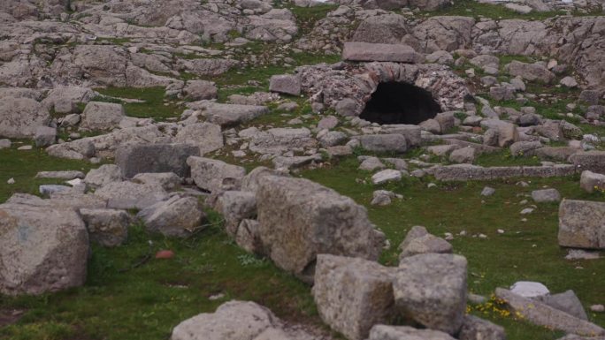 在别迦摩的一块石头地里的一个古老的石井。
