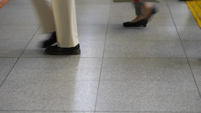 许多日本人走在街上的鞋子和脚步