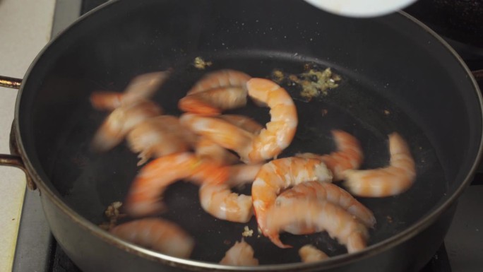 虾掉进热油锅的特写镜头。