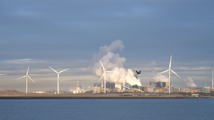 荷兰一家钢铁制造公司的风力涡轮机