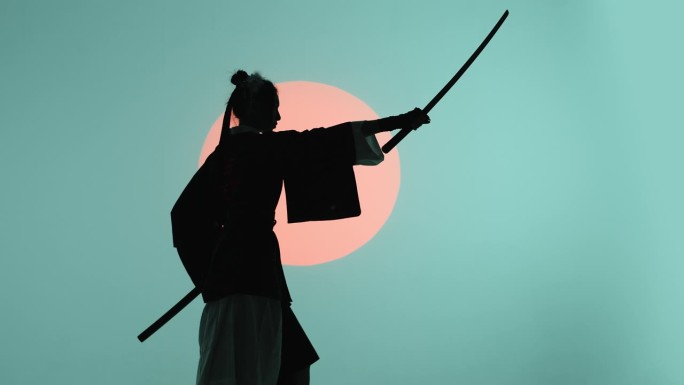 一个穿着传统和服的年轻亚洲女子的剪影，在绿松石蓝绿色背景和红色太阳的映衬下，从剑鞘中抽出武士刀，在工