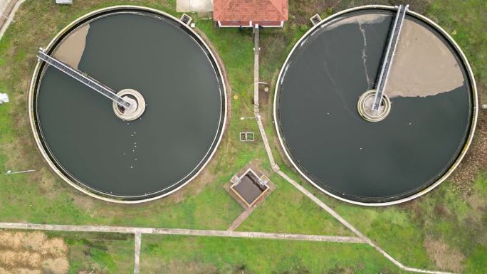 一个设施内的两个循环废水处理池。