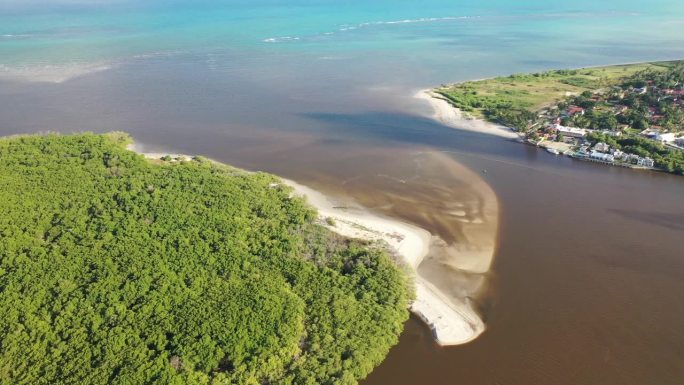 无人机看到圣托河Antônio流入同名的海滩
