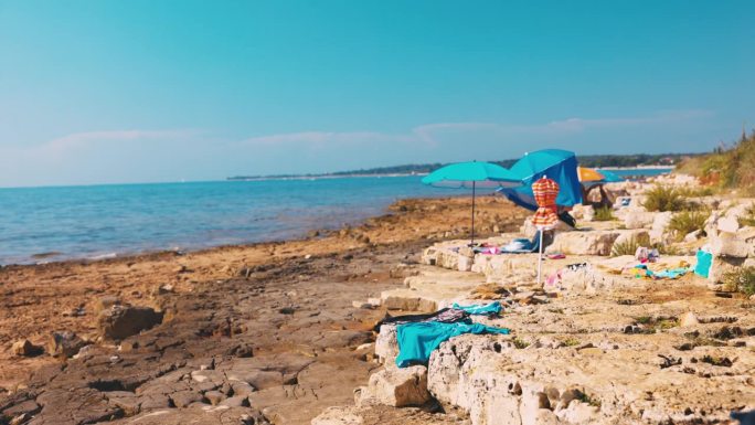 阳光明媚的日子里，海浪拍打在岩石海岸线上，映衬着蓝天。Istra,克罗地亚。