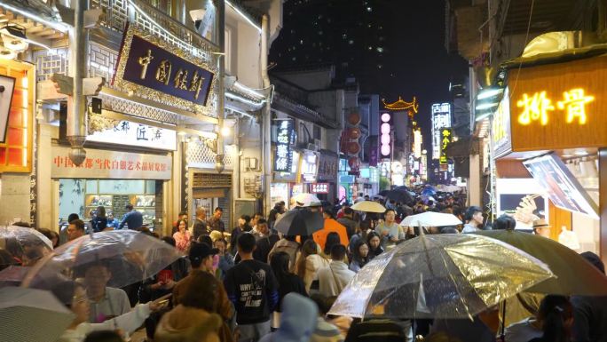 夜景照明长沙市老城区拥挤的步行街全景4k中国