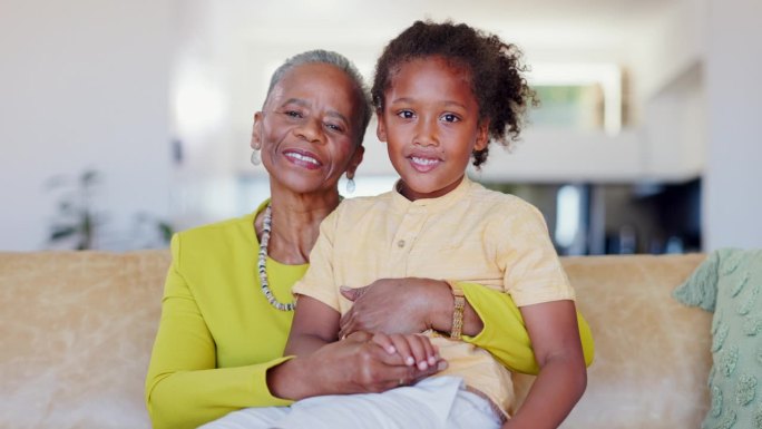 微笑，奶奶或孩子或男孩的脸在幸福的家庭在沙发上与爱或纽带在一起。肖像，年长的黑人妇女或非洲孩子与年迈