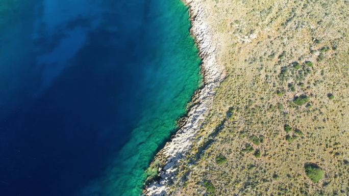 泰纳雷角的边缘在地中海上的欧洲，希腊，伯罗奔尼撒，马尼在夏天阳光明媚的一天。