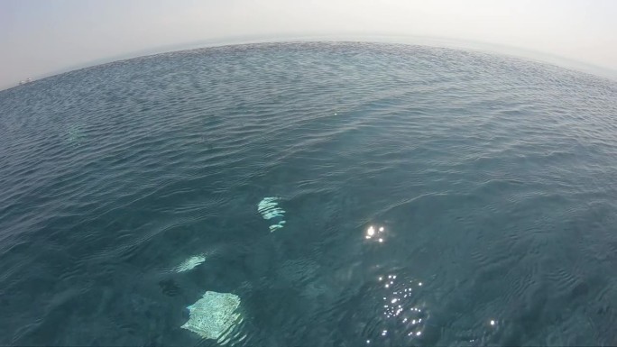 夏季室外游泳池的水波面，天空中有云的运动场景