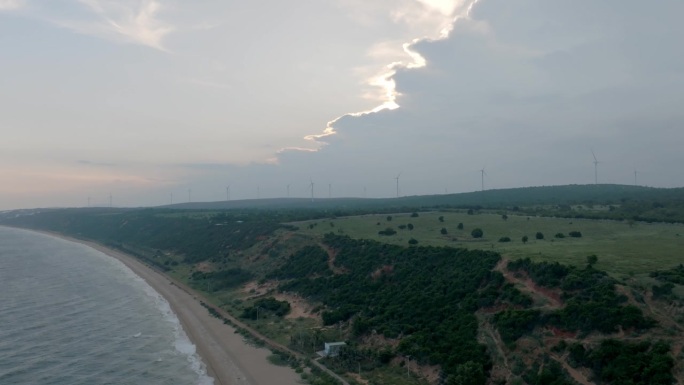 航拍的Phan Ri海滩，平顺省，越南反对天空在美丽的日落，无人机飞行的股票视频