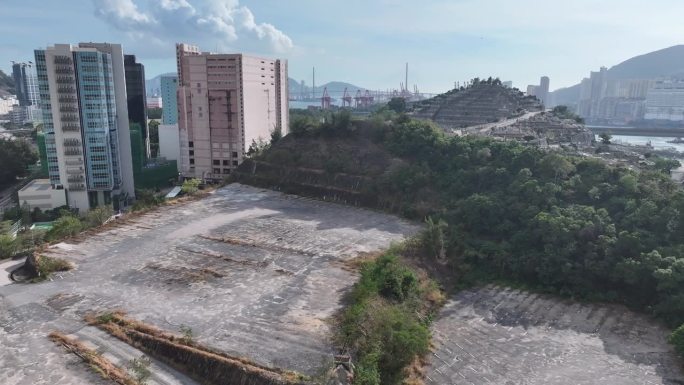 荃湾葵涌和青衣是一个商业和住宅的海滨卫星城，建在香港新界的一个海湾上，航拍无人机城市的天景