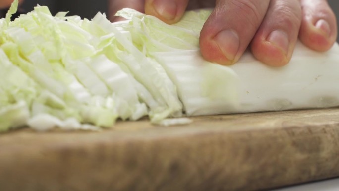 大白菜是用刀在砧板上切的。