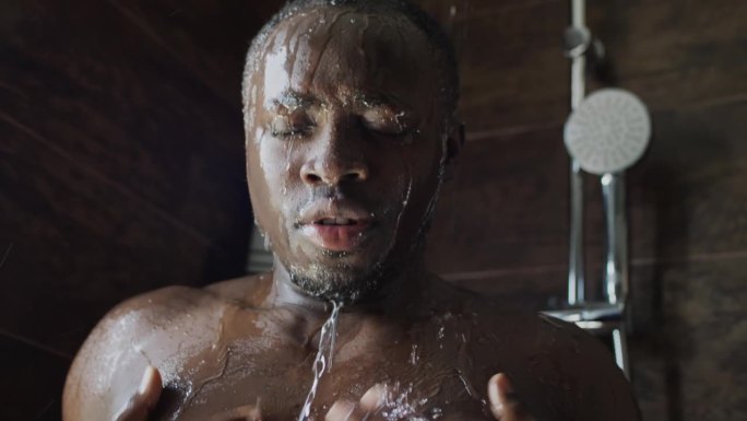 年轻的黑人运动员在早上洗热水澡