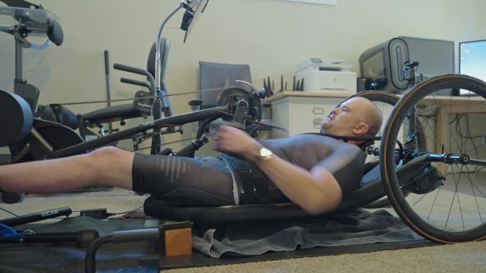 残疾男子在家庭健身房锻炼