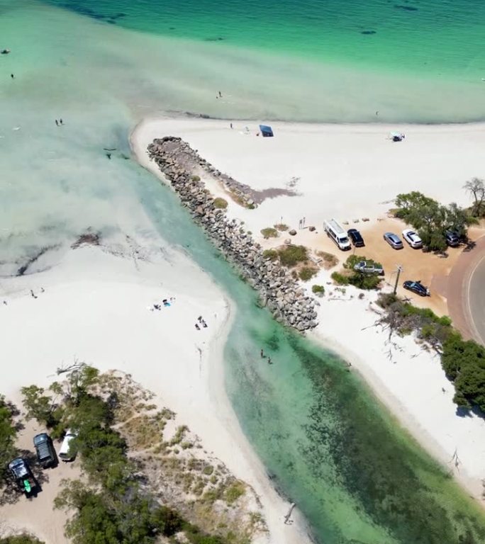 无人机拍摄的澳大利亚西澳大利亚布伦南湾艾比海滩停车场的画面