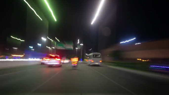 夜晚照亮阿布扎比公路之旅交通街道前全景4k延时阿联酋