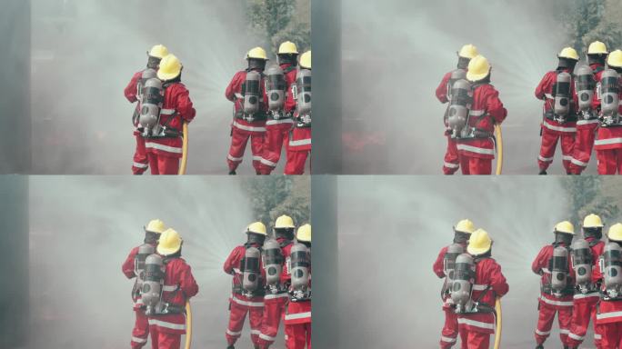 消防队员在紧急应变训练中面对模拟大火