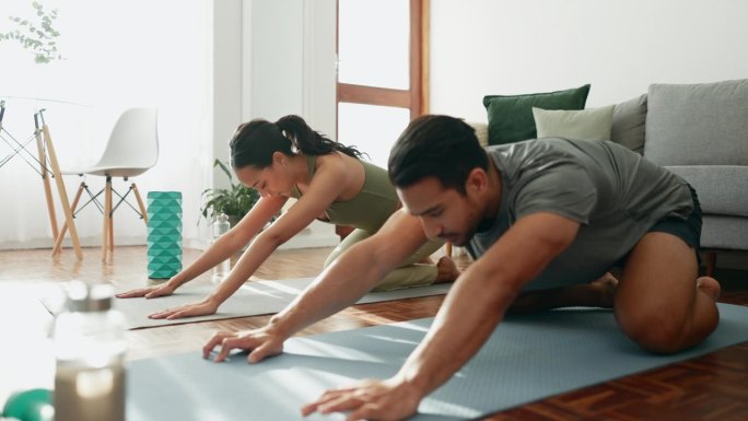 在家，冥想和夫妻拉伸，瑜伽和健康与脉轮平衡，训练和锻炼。寓所，男女伴锻炼，身心放松平和伴健康，健身伴