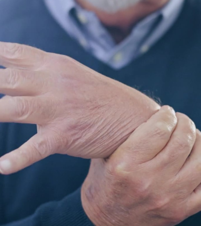 手部、腕部损伤及老年男性，关节疼痛和炎症伴有关节炎症状，肌肉紧张和断裂。特写，老人或退休人员伸展，事