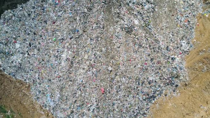 大型垃圾填埋场、垃圾场的鸟瞰图。成群的鸟在垃圾堆上空盘旋。生态问题，自然污染。污染和过度消费的观念。