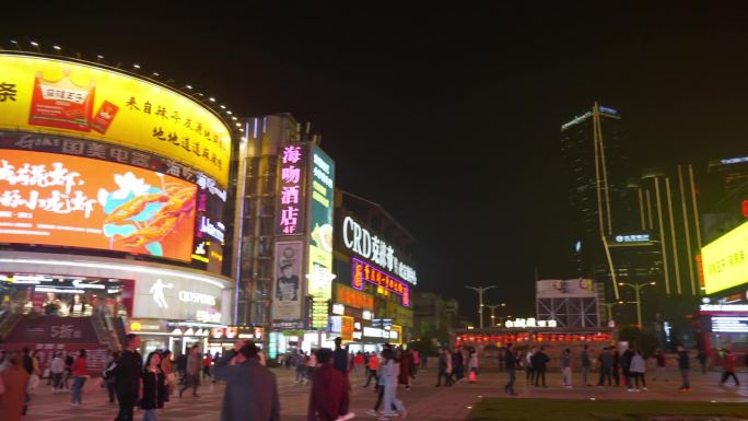 夜晚照亮长沙市中心著名的步行街广场慢动作全景4k中国