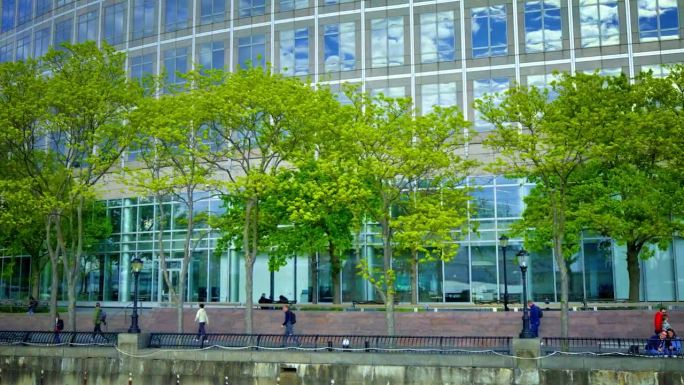 曼哈顿金融区河滨。办公楼，树木和行人。