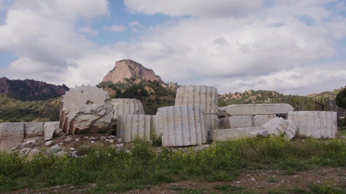 撒狄的阿耳忒弥斯神庙内的特摩斯山前的石堆。