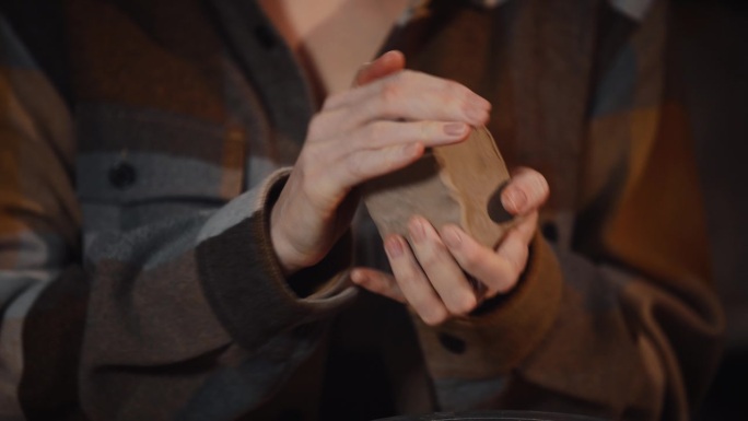 特写妇女手陶工热一块粘土拍它准备造型