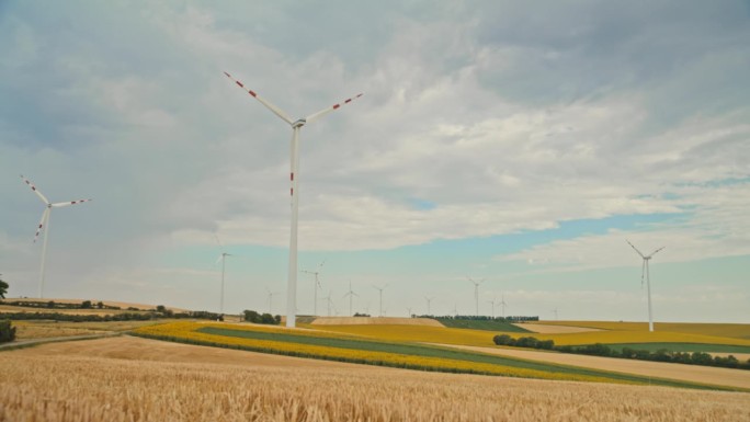 SLO MO收获微风:金色田野中的风力涡轮机