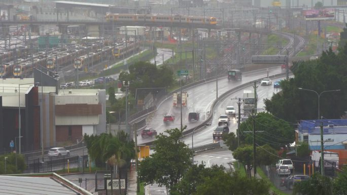 BoM天气预报，浸湿季节已经到来，澳洲面临破坏性雷暴，暴雨、洪水预警发布，道路交通能见度低，铁路站场