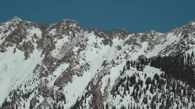 十英里范围铜山科罗拉多州仲冬雪峰银索恩弗里斯科布雷肯里奇蓝鸟日下午上午落基山脉缓慢的锅向左