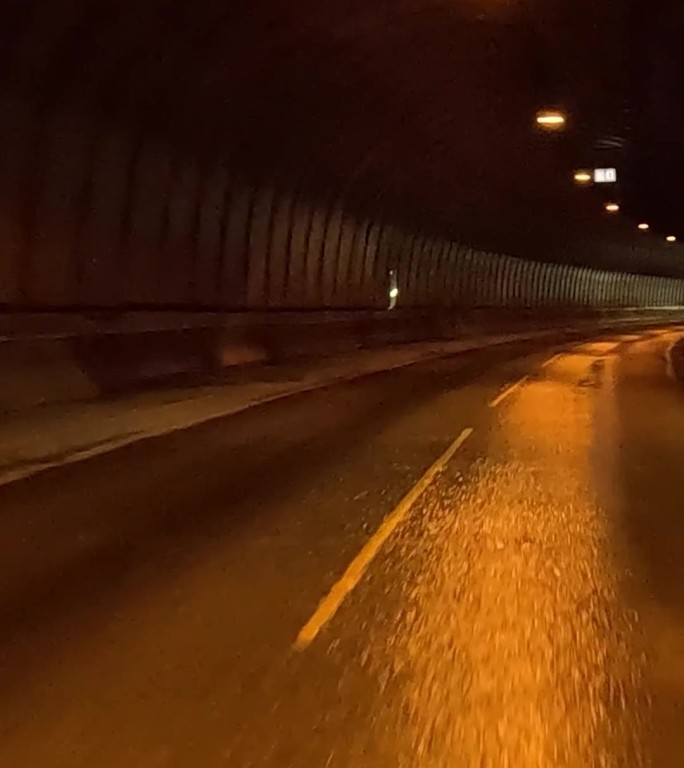 进入隧道的车辆，行驶在隧道车辆，进入隧道
