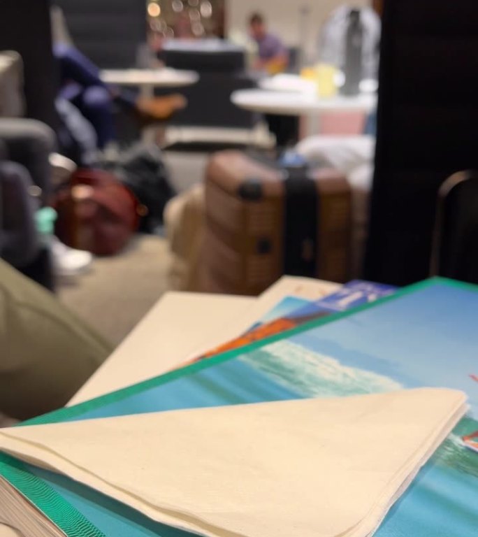 一个拉丁裔年轻人在机场贵宾休息室休息的镜头