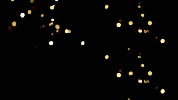 闪烁的圣诞灯泡，玩具在模糊的圣诞树背景