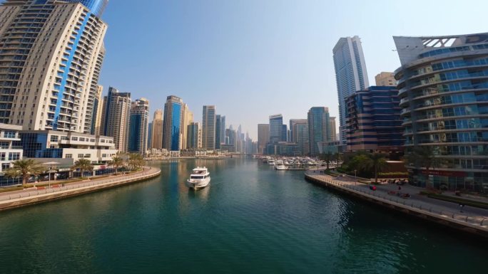 夏天的迪拜运河河上有船和建筑