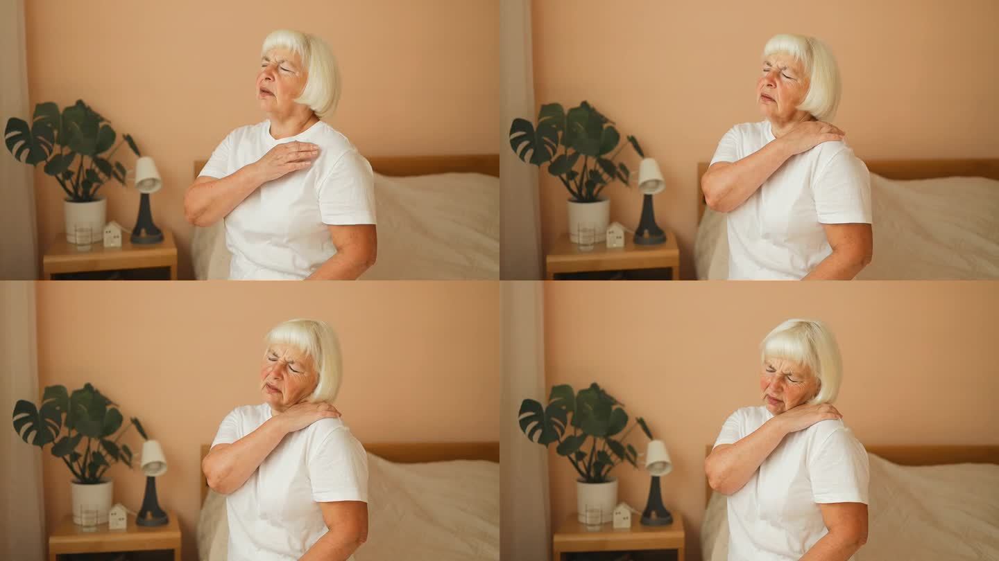 50多岁的女人肩膀疼，穿着睡衣坐在床上。老妇人忍受着剧痛。