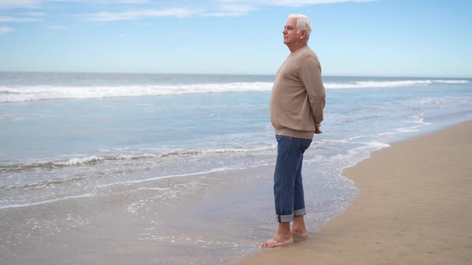 老人望着别处，凝视着海滩