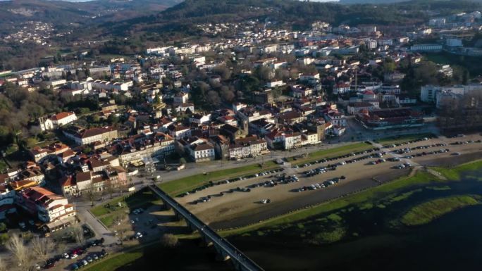 横跨河流的人行桥通往葡萄牙最古老的村庄蓬特利马镇，全景在黄金时间建立