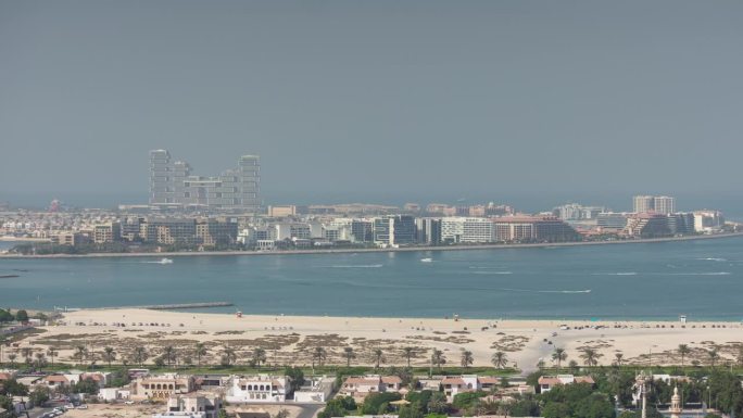 阳光明媚的一天迪拜城市湾交通路棕榈岛新著名的豪华酒店外部屋顶全景4k延时阿联酋