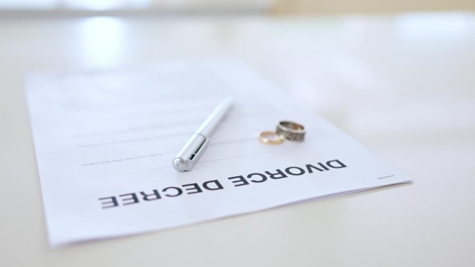 离婚协议书，戒指和笔，家庭法和分手的关系问题。代理律师，办理婚姻、合同、法律承诺、结算、民事等文书工