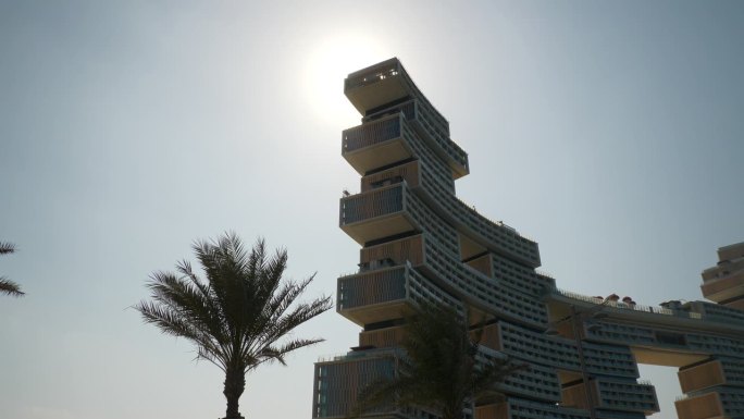 白天迪拜城棕榈岛最著名的新现代豪华酒店外正面阳光慢动作全景4k阿联酋