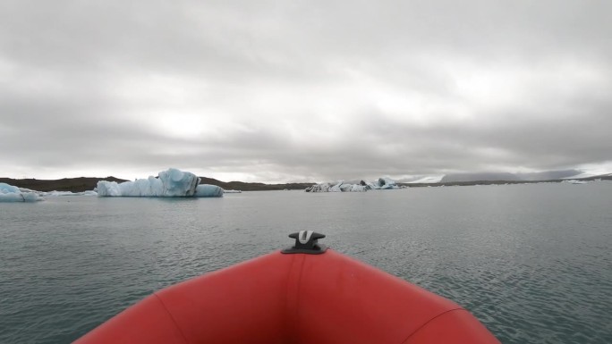 冰岛Jokulsarlon冰川泻湖的游船之旅，游船在漂浮的冰山之间