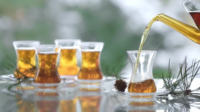 冬天在户外喝杯中的土耳其茶