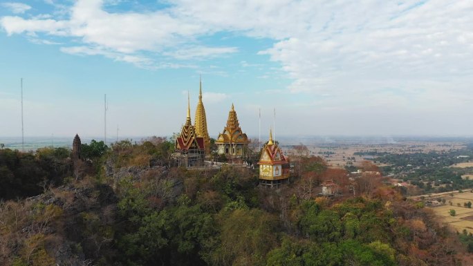 在一个阳光明媚的夏日，朝马德望方向的柬埔寨亚洲的金边参波寺。